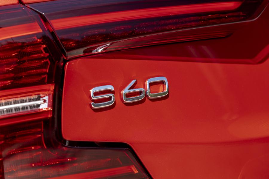 Логотип Volvo S60 T8 R-Design 2018 года  (WW) (фото 22 из 40)